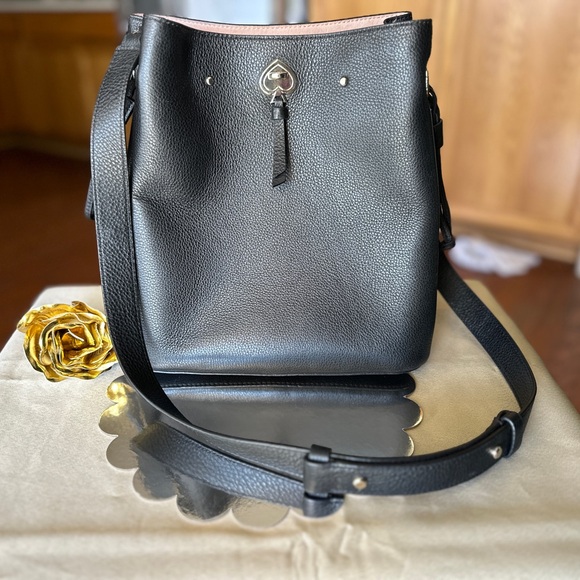 Elegant Kate Spade Black Leather Shoulder Bag with Gold Accent - Picture 2 of 16